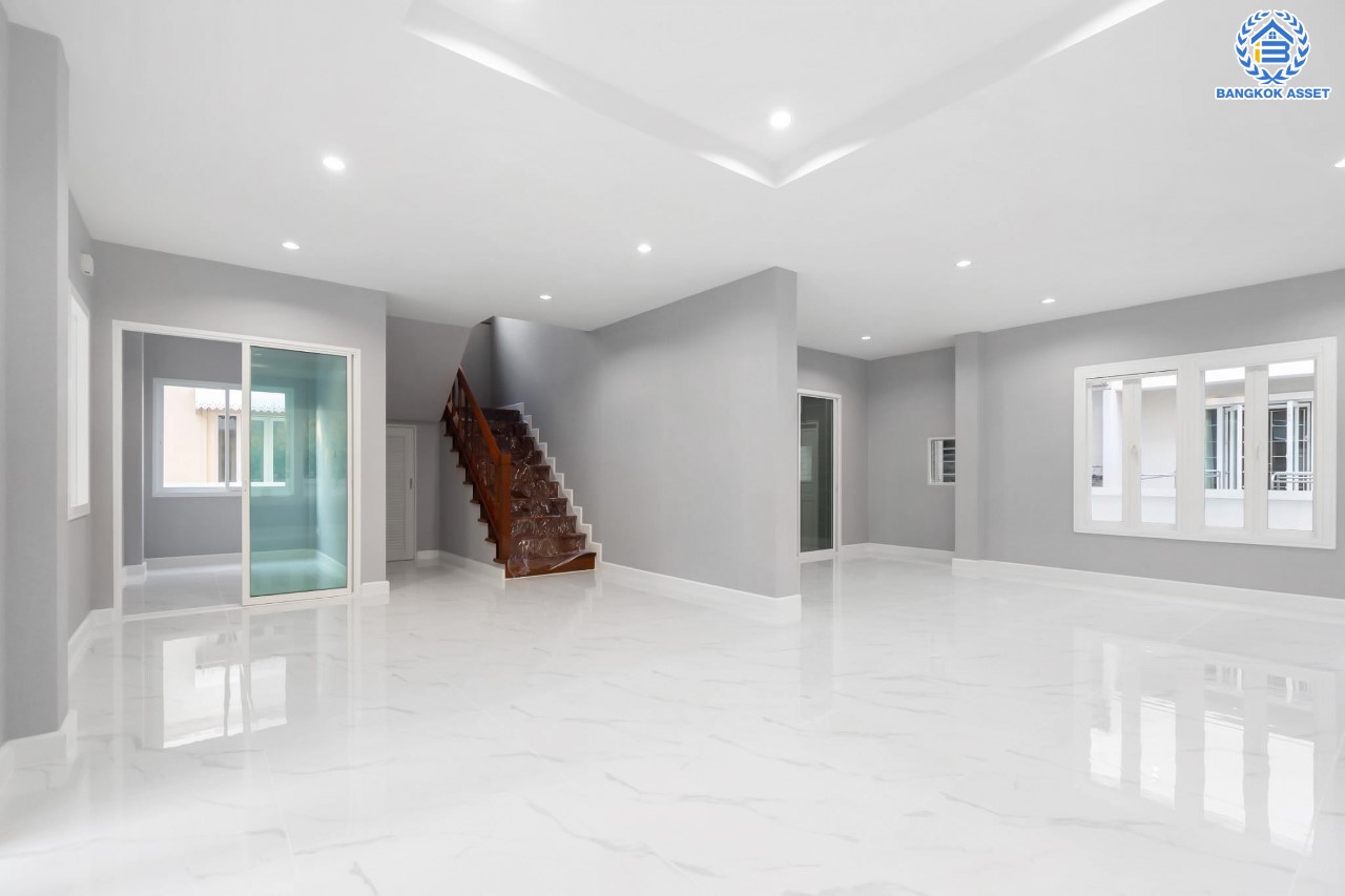 บ้านมือสองตกแต่งใหม่ ม.เบญญาภา ราชพฤกษ์ หลังใหญ่ เนื้อที่ 56.2 ตร.ว. บนพื้นที่ใช้สอยกว่า 265 ตร.ม. ฟังก์ชัน 3 ห้องนอน 1 ห้องอเนกประสงค์ 3 ห้องน้ำ จอดรถได้ 2 คัน พร้อมเฟอร์นิเจอร์บิ้วอินท์ในห้องนอนทุกห้อง ทำเลโซนเมือง! โครงการติด The Crystal SB ใกล้ทางด่วน "ศรีรัช" พร้อมเชื่อมสู่ปิ่นเกล้า-สาทร